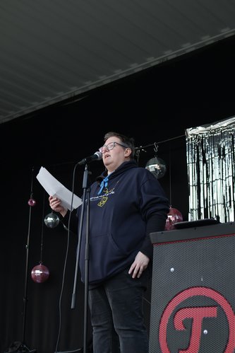 Bettina Deutelmoser steht auf einer Bühne und hält ihre Rede zum Frauenstreik 2026