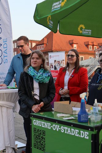 drei Mitglieder vom KV/OV Stade am Stand von BÜndnis 90/ Die Grünen