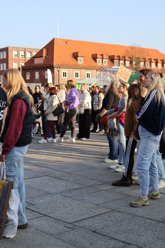 Menschenmenge auf Ankerplatz beim Frauenstreik am 09.03.26